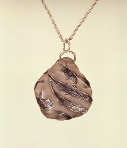 Buzlu cam yüzeyli kolye, Lalique, c.1902